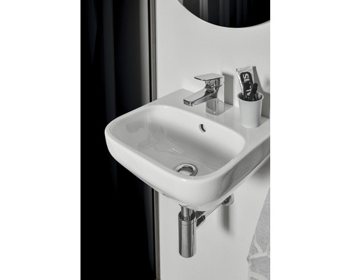 Lavabo avec robinet, siphon et trou d''évacuation dans la salle de bain
