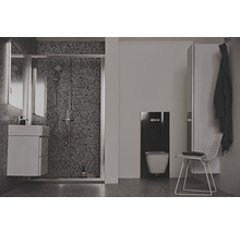 Helles Badezimmer mit Dusche, Waschtisch, Wand-WC und Stuhl