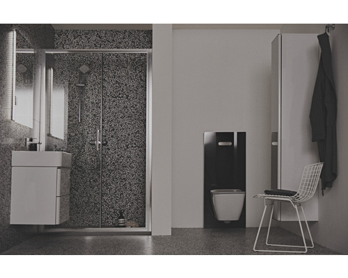 Salle de bains lumineuse avec douche, lavabo, WC suspendu et chaise