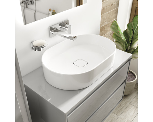 Salle de bains moderne avec vasque à poser, robinetterie et meuble sous-vasque