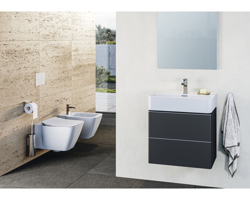 Salle de bains moderne avec WC suspendu, bidet et meuble-lavabo