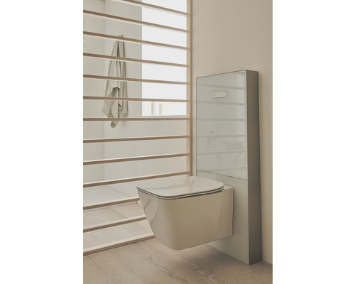 WC suspendu avec réservoir de chasse et structure en bois dans la salle de bains.