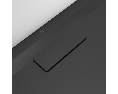 Detailansicht eines Waschtischs mit rechteckigem Abfluss und dem Ideal Standard Logo.