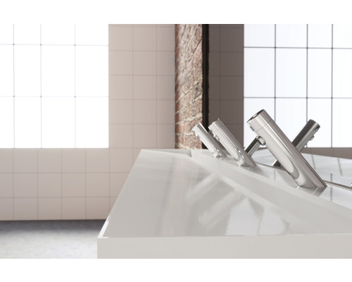 Badezimmerausstellung mit mehreren Armaturen auf einer weißen Waschtischplatte.