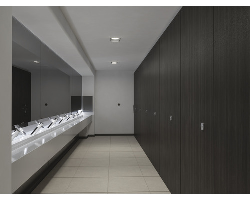 Waschraum mit Waschbecken, Spiegel und Schrank