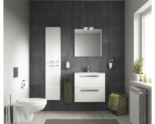 Salle de bains moderne avec lavabo, miroir, toilettes et meubles de rangement.