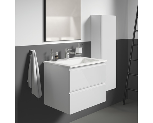 Modernes Badezimmer mit Waschbeckenunterschrank, Spiegel und Hochschrank