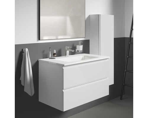 Salle de bains moderne avec meuble sous-lavabo blanc, miroir et armoire haute.