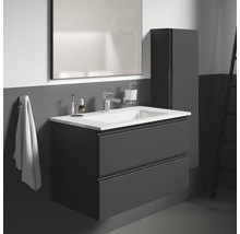 Salle de bains moderne avec meuble sous-lavabo, lavabo, miroir et porte-serviettes