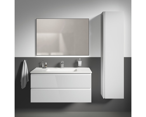 Modernes Badezimmer mit Waschtischunterschrank, Spiegelschrank und Hochschrank