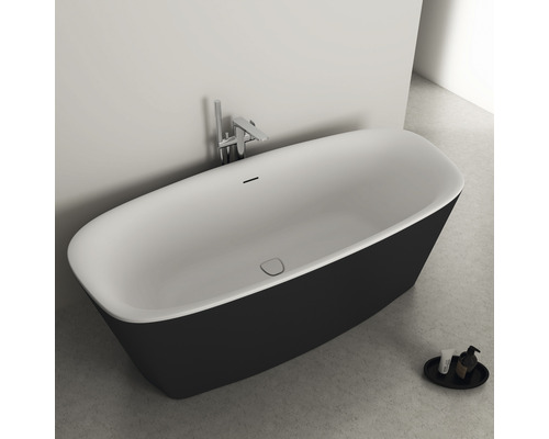 Freistehende Badewanne mit Armatur im Badezimmer.