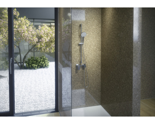 Badezimmer mit Dusche, Mosaikfliesen und Blick ins Freie