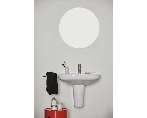 Salle de bains avec lavabo, miroir et porte-serviettes