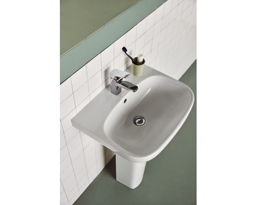 Lavabo avec robinet et miroir dans la salle de bain