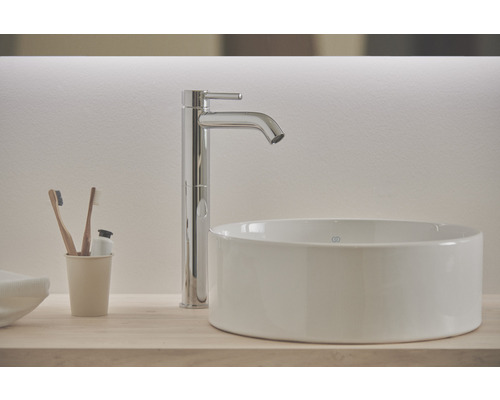 Salle de bains moderne avec vasque à poser et robinet