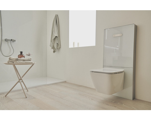 Salle de bains moderne avec WC suspendu, table d''appoint et douche.