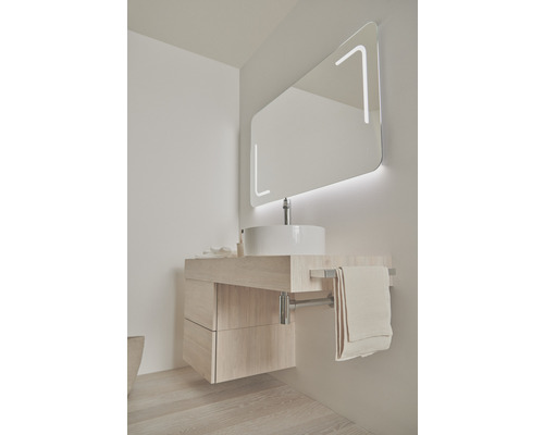 Salle de bains avec meuble sous-vasque, vasque à poser et miroir avec éclairage