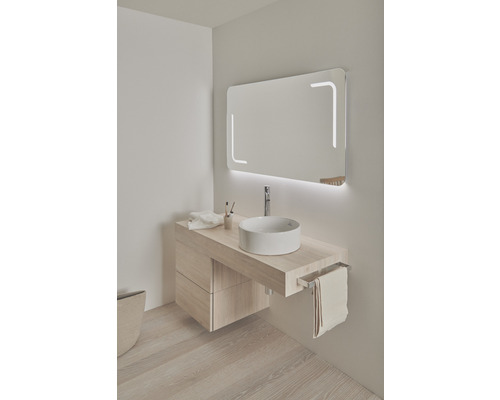 Salle de bains avec meuble-lavabo, vasque à poser, miroir lumineux et porte-serviettes