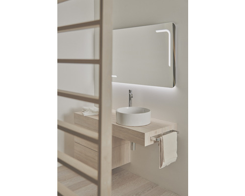 Salle de bains lumineuse avec meuble-lavabo, vasque à poser et miroir lumineux