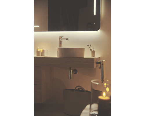 Salle de bains moderne avec vasque à poser, miroir et espace de rangement