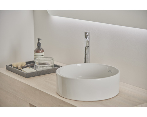 Helles Badezimmer mit Aufsatzwaschbecken, Armatur, Seifenspender und Ablage