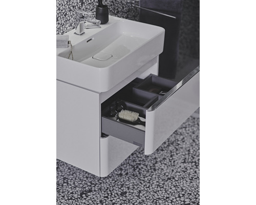 Waschtisch mit offenem Schubfach und Badutensilien