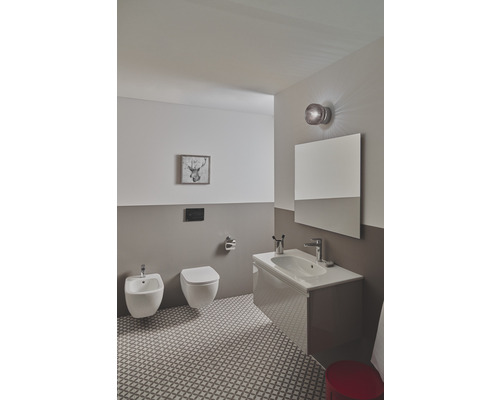 Modernes Badezimmer mit Toilette, Bidet, Waschtisch und Spiegel