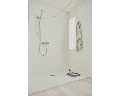 Ebenerdige Dusche mit Duschkopf, Armatur, Handtuch und Ablage