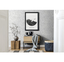 Intérieur avec papier peint à fleurs, commode en bois, tableau et décoration