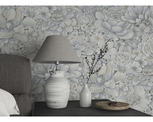 Schlafzimmer mit Blumentapete, Tischlampe und Dekoration