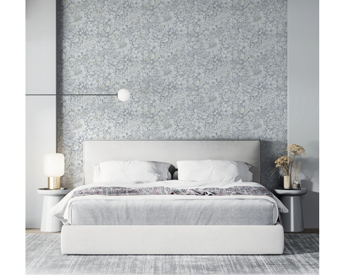 Schlafzimmer mit Doppelbett, Nachttischen und Tapete mit Pflanzenmuster