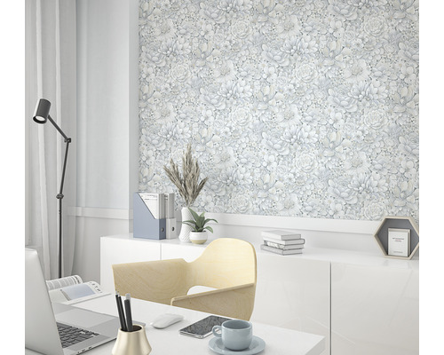 Helles Arbeitszimmer mit Blumentapete und Schreibtisch