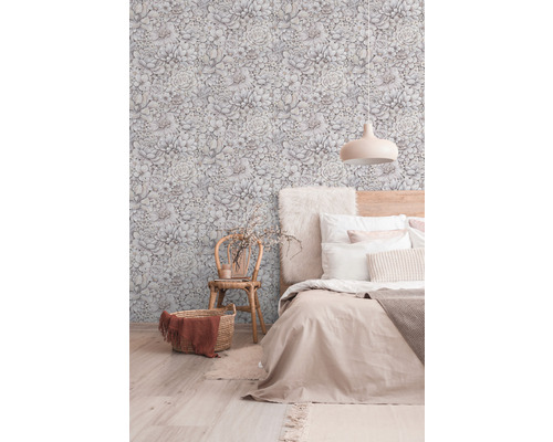 Schlafzimmer mit Blumentapete, Bett, Stuhl und Korb