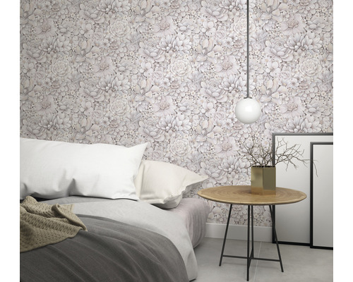 Schlafzimmer mit Blumentapete, Bett und Beistelltisch