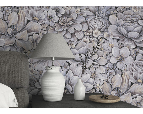 Dekoratives Zimmer mit Blumentapete, Lampe und Nachttisch