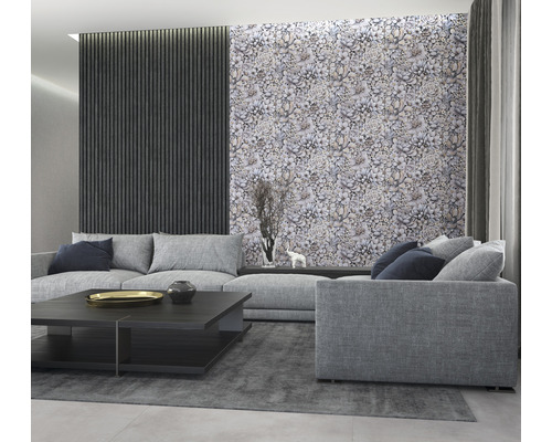 Wohnzimmer mit grauer Couch, Couchtisch und einer Wand mit Pflanzenmuster-Tapete