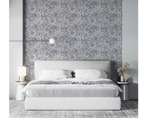 Schlafzimmer mit Blumentapete und weißem Bett