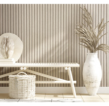 Helles Interieur mit Bank, Korb, Vase und dekorativen Elementen vor einer Wand mit Holzpaneelen.