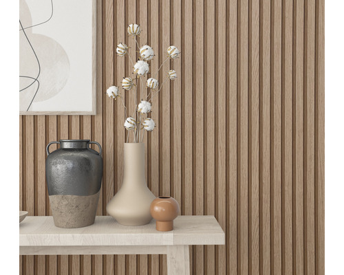 Gros plan d''un revêtement mural en panneaux de bois avec des objets de décoration