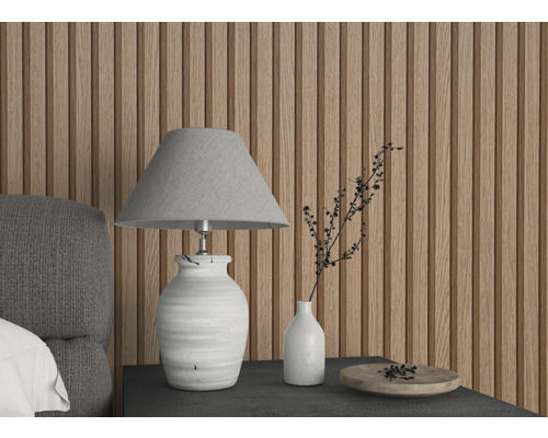 Scène avec lampe de chevet, vase et panneaux muraux en bois