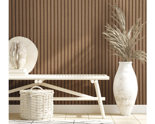 Intérieur avec mur en lambris, banc blanc, décorations et panier