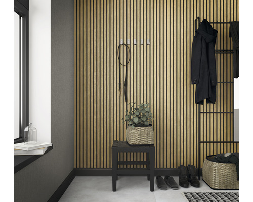 Flur mit Holzpaneelwand, Garderobe, Sitzgelegenheit und Accessoires.