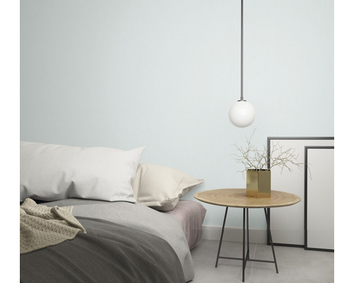 Schlafzimmer mit Bett, Nachttisch, Dekoration und Hängelampe