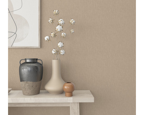 Nahaufnahme eines dekorierten Tisches mit Vasen und einer abstrakten Zeichnung an der Wand.