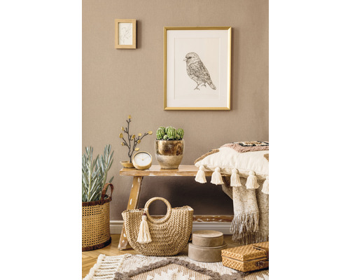 Dekoratives Wohnambiente mit Sitzbank, Kissen, Teppich und Accessoires