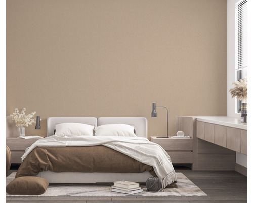 Schlafzimmer mit Doppelbett, Nachttischen und beiger Wand