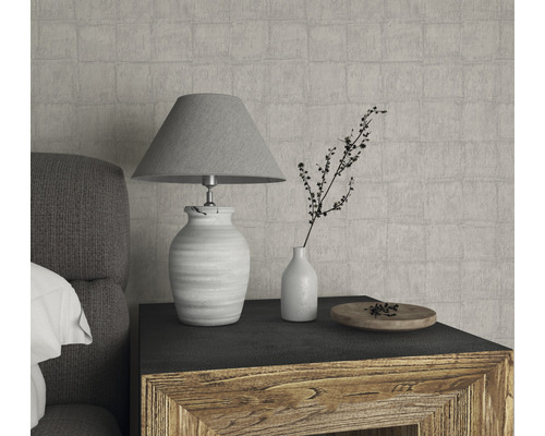 Nachttisch mit Lampe, Vase und Dekoration