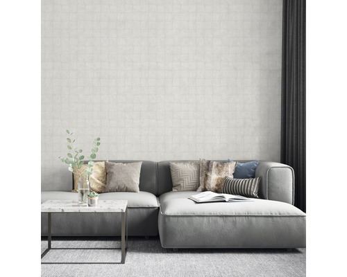 Wohnzimmer mit grauer Couch, Kissen und gemusterter Tapete für eine helle und moderne Atmosphäre.