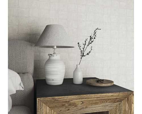 Dekorative Nachttischszene mit Lampe, Vase und kleinem Teller