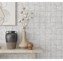 Dekorative Wand mit Mauerwerk Tapete, Vase mit Pflanzen und weiteren Dekorationselementen